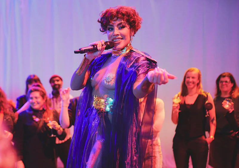 Performancekunstenaar tijdens Vincent op Vrijdag, foto: David Stegenga
